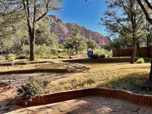 Red rock views ♦ Private access to the forestry ♦ The perfect romantic escape