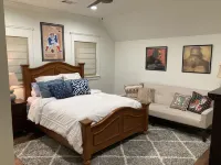 Four Bedroom Walking Distance to Square and Campus