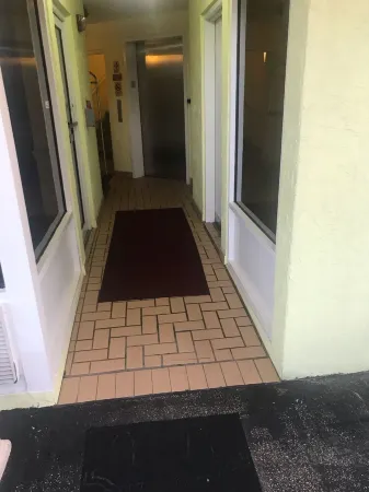 DIRECT Oceanfront Clean Comfy Studio   Can’t  get closer to the beach or pool! Отели в г. Ормонд Бич