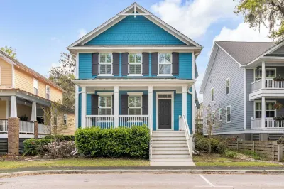 Coastal Chic Retreat - Minutes to Downtown Charleston and Beautiful Beaches 鄰近Aviation Square Shopping Center的酒店