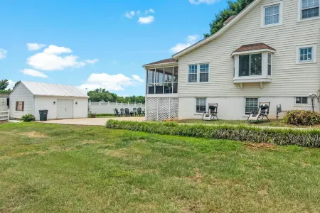 Bell House - Contemporary Comfort Near Wards Road with a Luxurious Hot Tub. Отели рядом с достопримечательностью «Академи Сентер оф Артс»