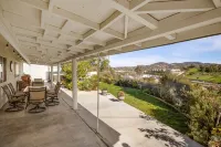 Private Hilltop Haven - Hot Tub/Game Room — 10mi to Beach & Legoland