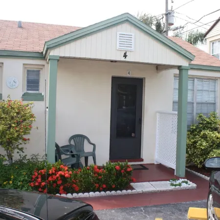 Newly Renovated Madeira Beach Studio Cottage