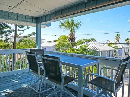 Indian Rocks Beach hidden gem 3/2 modern condo 2 minute walk to beach access