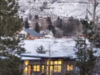 Lucky Star Cabin, A Mountain Modern Winthrop home on the Methow Trails system! Hotels in Winthrop
