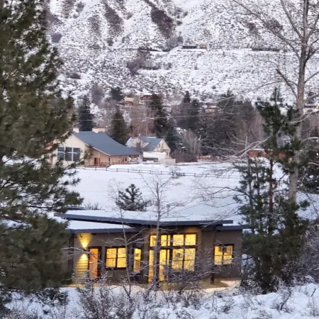 Lucky Star Cabin, A Mountain Modern Winthrop home on the Methow Trails system!