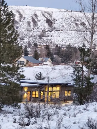 Lucky Star Cabin, A Mountain Modern Winthrop home on the Methow Trails system! Отели рядом с достопримечательностью «Methow River»