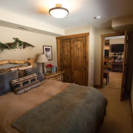 Luxury Apt,  Private Hot Tub, Couples Retreat