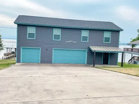 Fishing paradise!!! House on Livingston with private dock!