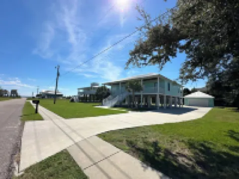 Walk to the Beach, Pool Home, Sleeps 8! 長灘酒店