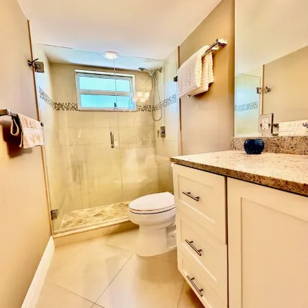 Downtown "old" Naples, walking distance to beach, restaurants & shops