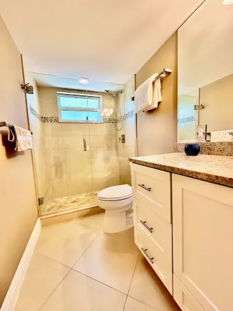 Downtown "old" Naples, walking distance to beach, restaurants & shops