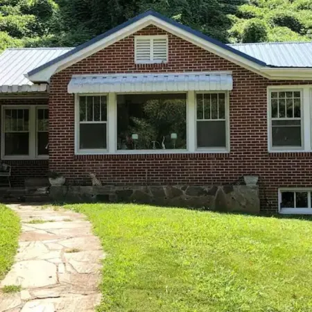 Awesome House in Downtown Sylva! Отели в г. Сильва