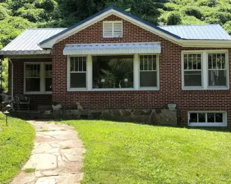 Awesome House in Downtown Sylva! シルバのホテル