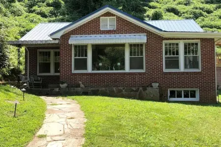 Awesome House in Downtown Sylva! Отели в г. Сильва