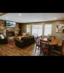 Cozy Vacation Cottage on the Lake with Hot Tub!