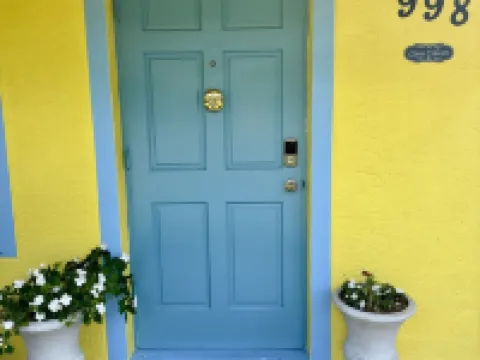 Casa Celeste. Fenced Back Yard. Close to Boat Ramp. Children and Dog Friendly. Hotels in Palm City