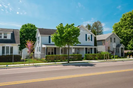 Beautifully Renovated 2 bedroom, 1 bath charmer