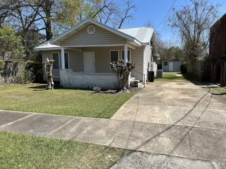 Bait ‘em up Bungalow in Downtown Eaufaula Отели в г. Юфола