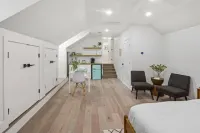 Casa Verde: A Studio Retreat 5 Minutes to Downtown