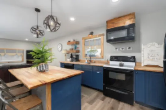 Blessed Charming 2-Bedroom Bungalow, 3 Miles From The World Known Ark Encounter