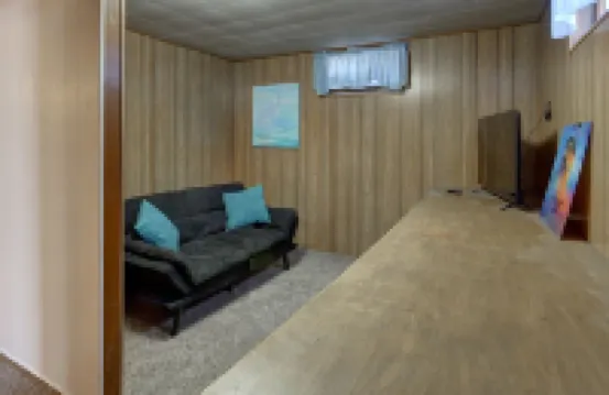 Westside Charm w/ enclosed yard, hot tub, quiet locale, rec room, elliptical