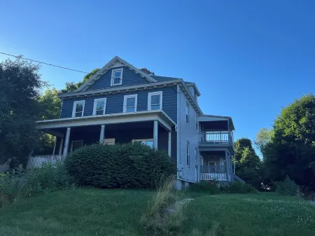 Spacious ski chalet with pool table & mountain views