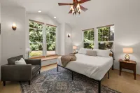 Spacious Mt. Hood Escape - Hot Tub • Sleeps 10 • Game Room • EV2 Charger
