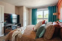 Boho Condo with Pool & Fitness Center—Next to Branson Landing—Pet Friendly!