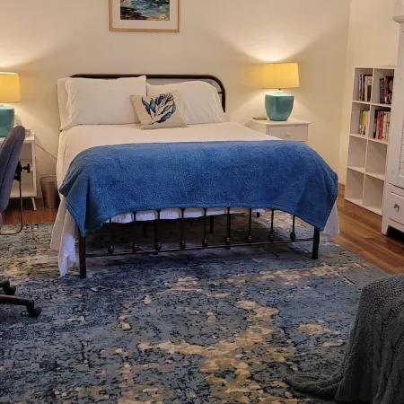 Beautifully furnished, spacious, comfortable. 1 block to campus.