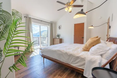 Gorgeous Lake View! HotTub & FirePit & Lake access & King beds