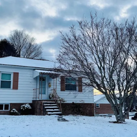 Small Quaint 2-bedroom house in Beckley with WiFi.