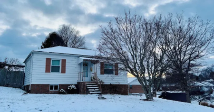 Small Quaint 2-bedroom house in Beckley with WiFi.