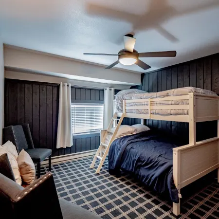 Carpenter Cottage - Renovated condo across from pond