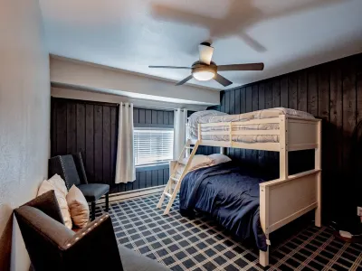 Carpenter Cottage - Renovated condo across from pond