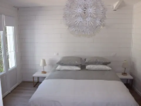 Brand new! Charming, bright, Nordic-designer house 300 m from the sea 阿貢庫坦維爾酒店