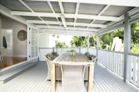 Bay Breeze Manor: Grand 5BR Queenslander Haven