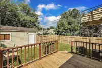 Cozy- Stylish 2 bd with fenced in back yard w/ Firepit