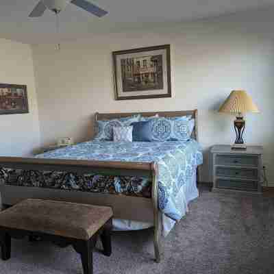 River Close, Newer Home! Great Neighborhood Minutes from Laughlin! Close to All! Rooms