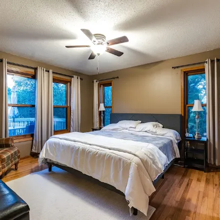 Driftless Area Country House: large deck, spring fed creek, Amish area