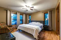 Driftless Area Country House: large deck, spring fed creek, Amish area