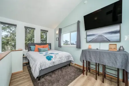 Cypress Cottage: Fabulous and Serene in Nye Beach Отели рядом с достопримечательностью «Порт оф Ньюпорт - Коммершиал Марина»