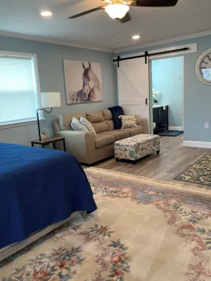 Super cute studio apartment south of Tulsa! Newly renovated and ready to go!
