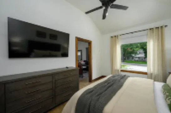 Orange Door Oasis -Gorgeous 3BR/BA Lake House