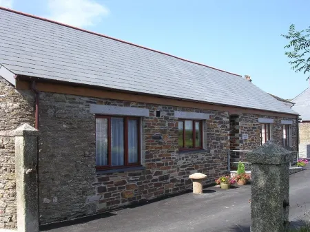 Stunning quality barn conversion, heated swimming pool, hot tub Отели в г. Сейнт Сампсон