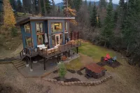 Tiny House on Hayden Lake with beach access and hot tub