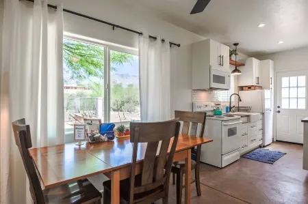 Tucson's Catalina Foothills Casita - Quails Nest - Beautiful Mountain Views! Отели рядом с достопримечательностью «Tucson Clay Co-Op»