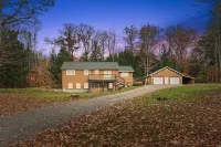 Pinewood Haven: Log Cabin + Treehouse + Hot Tub in Mount Washington Valley