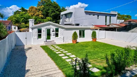 Charming House in the Heart of Miami Отели рядом с достопримечательностью «Кампонг, Нешнел Тропикал Ботаникал Гарден»