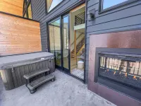 New! Modern Ski-in/Ski-out Mountain View Chalet by Village + Hot Tub/EV Charging